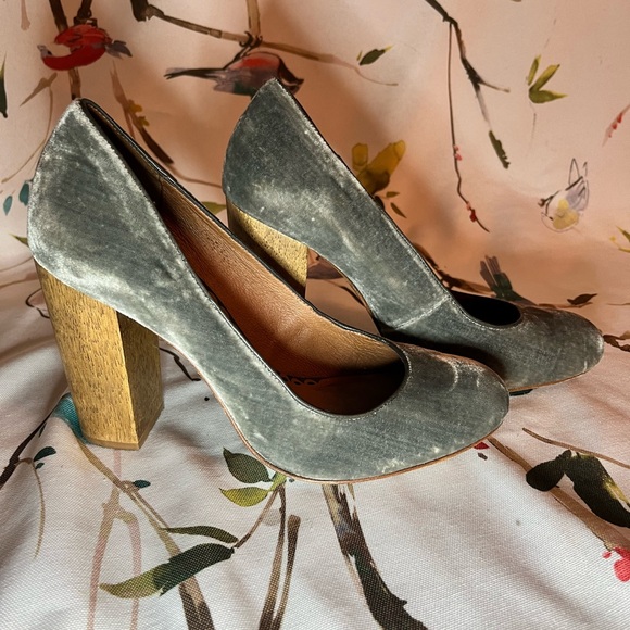 Grey velvet, round toe, wooden heel pump by Juicy Couture w box (nearly vintage) - Picture 7 of 15